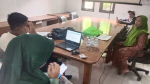 Masyarakat sedang melakukan cek desil